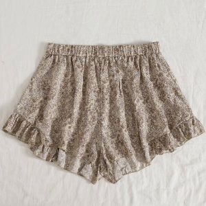 UO Ditsy Floral Ruffle Hem Shorts